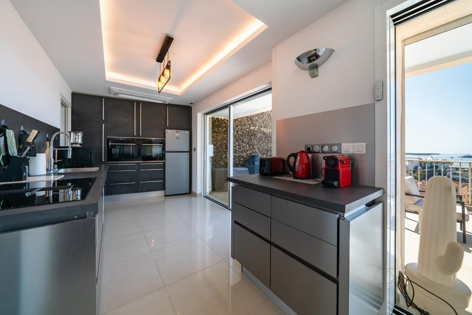 Coffee/tea facilities, Kitchen or kitchenette, Dining area, dishwasher, minibar, oven, stove, toaster, kitchen