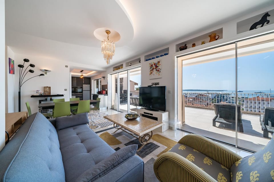 Communal lounge/ TV room, Natural landscape, TV and multimedia, View (from property/room), Balcony/Terrace, Living room, Seating area, Dining area, City view, Sea view