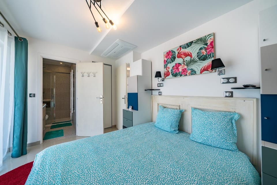 Shower, Bed, Bathroom, Photo of the whole room, Bedroom, wardrobe