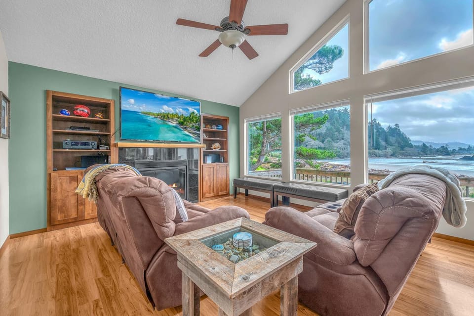 Day, TV and multimedia, View (from property/room), Living room, Seating area, Sea view, fireplace