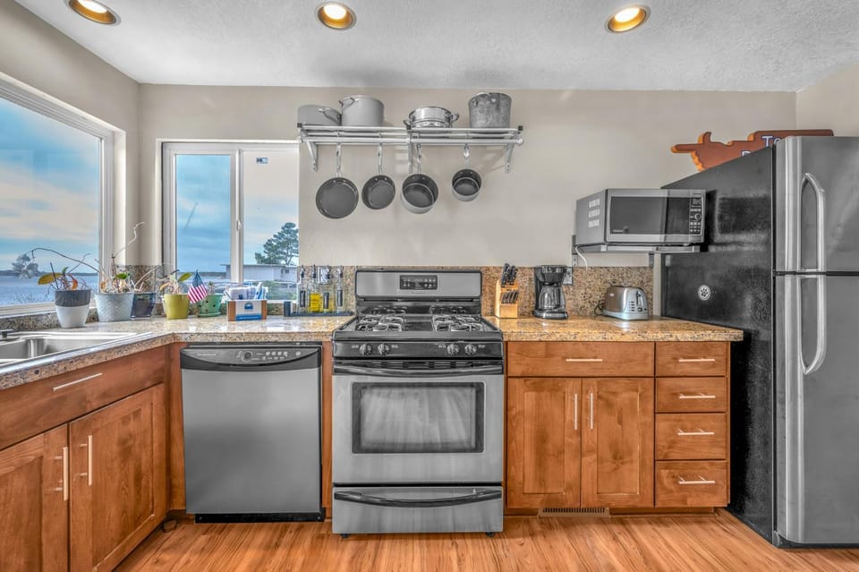 Kitchen or kitchenette, microwave, oven, stove