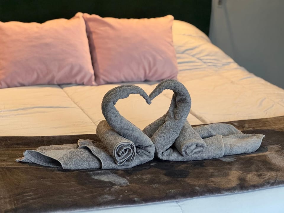 Bed, towels