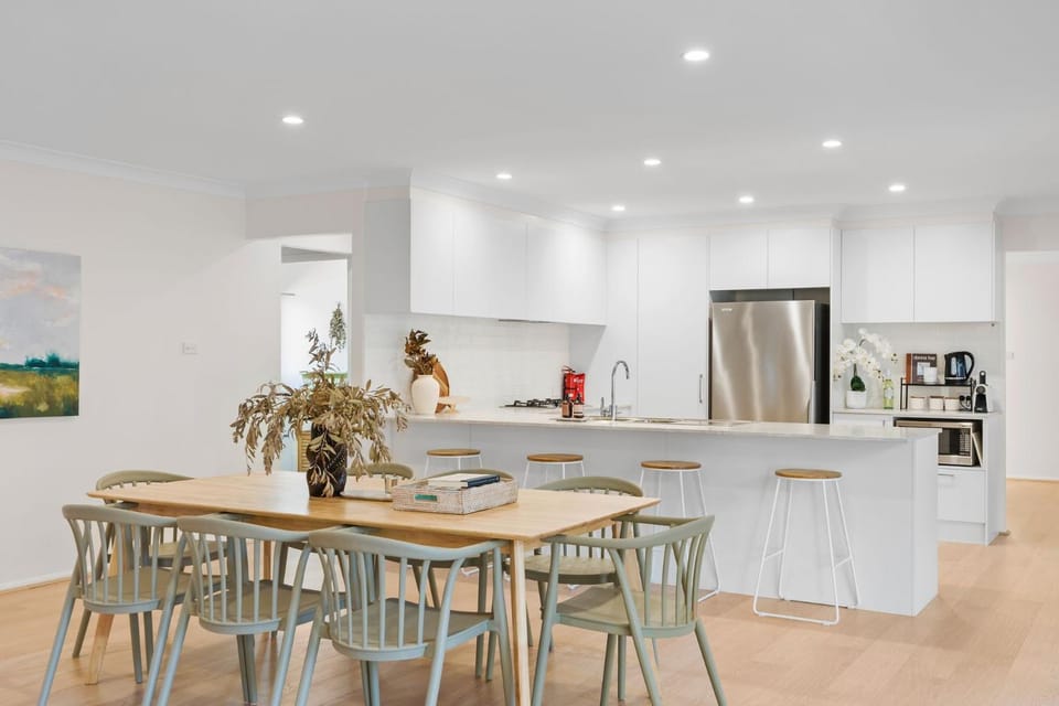 Coffee/tea facilities, Kitchen or kitchenette, Dining area, oven, stove, toaster