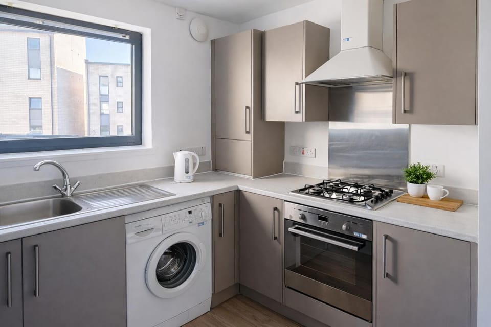 Kitchen or kitchenette, oven, washing machine