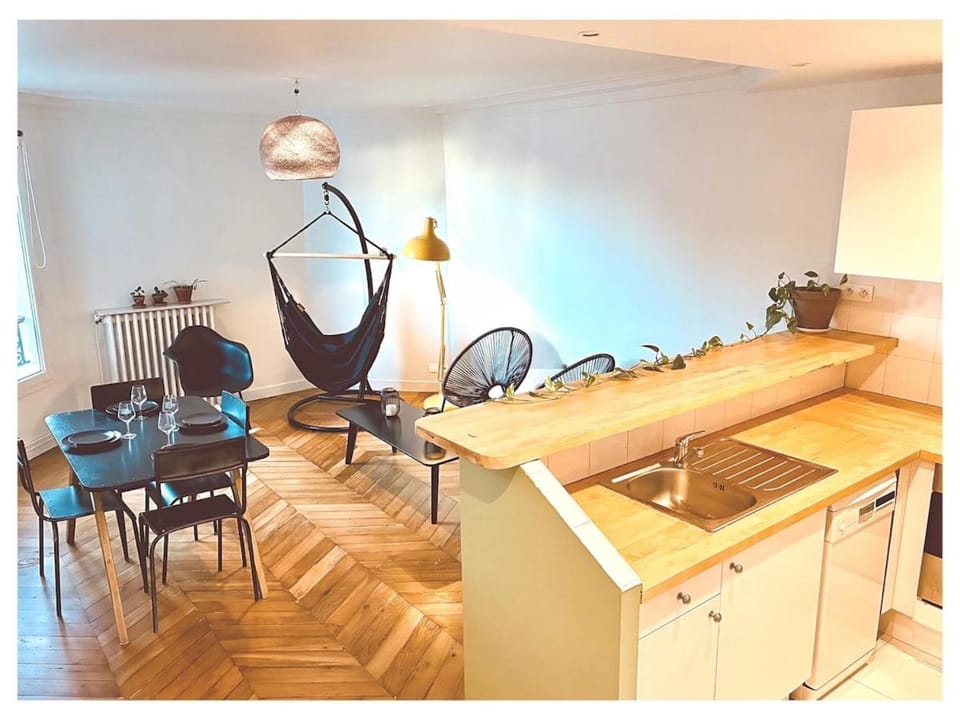 Quiet and Bright - Balcony with Montmartre View Apartment in Paris
