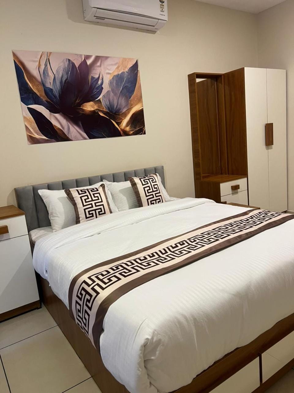 Bed, Photo of the whole room, Bedroom, wardrobe, air conditioner