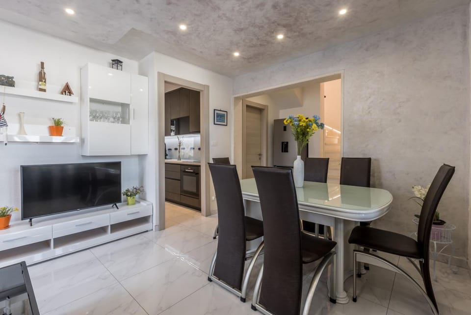 Balcony/Terrace, Seating area, Dining area, Swimming pool
