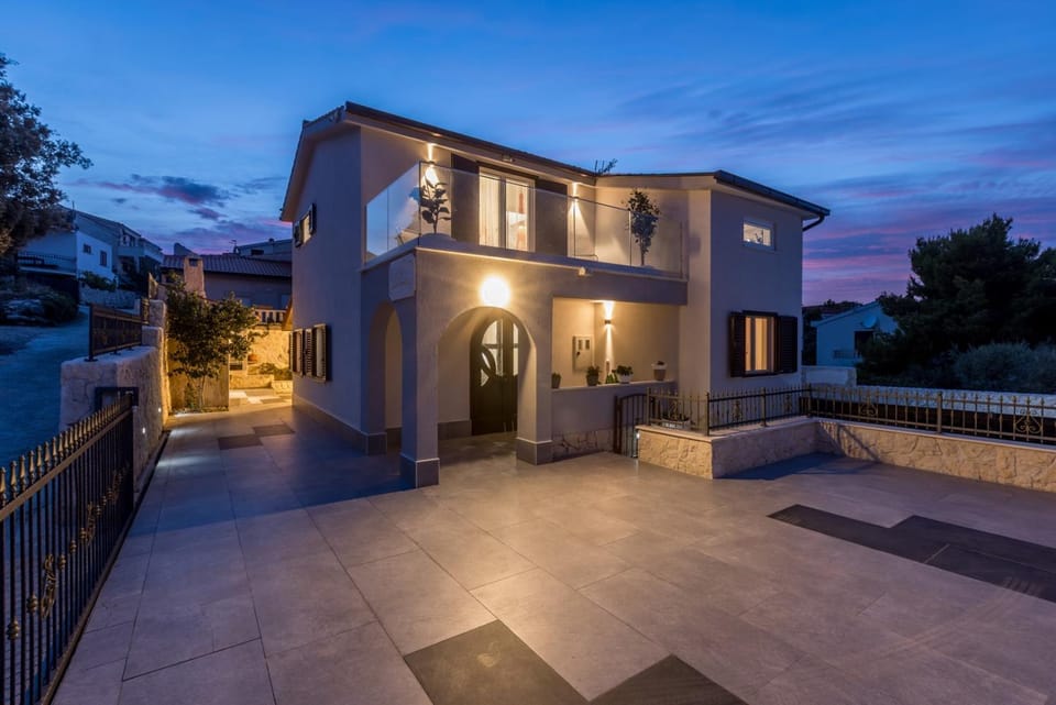 Property building, BBQ facilities, Garden, Balcony/Terrace, Swimming pool