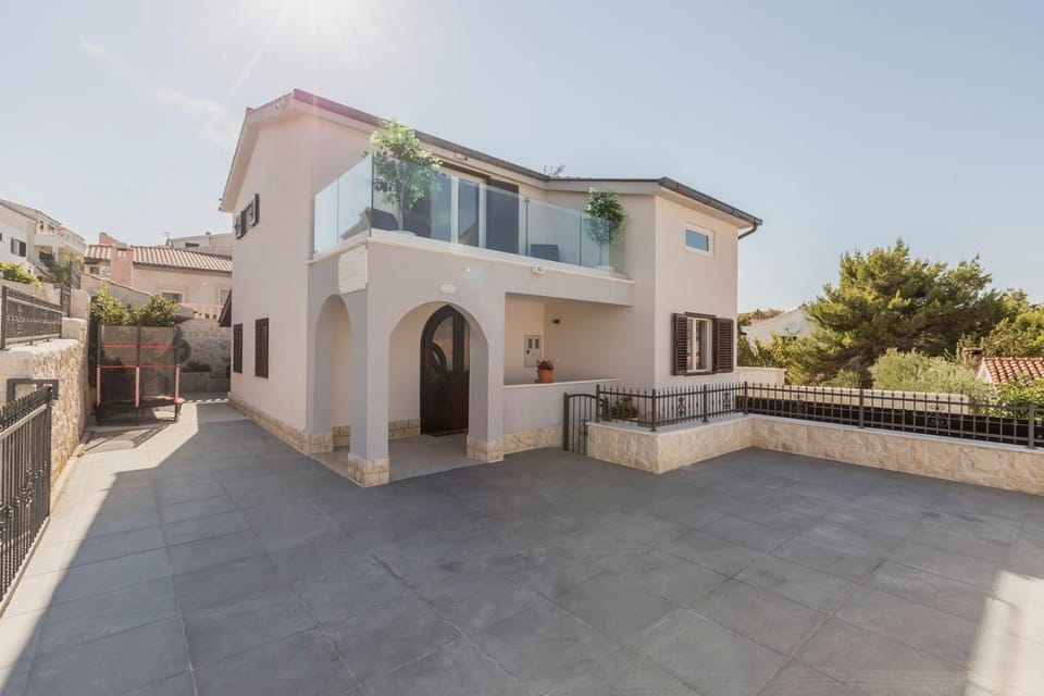 Property building, BBQ facilities, Garden, Dining area, Beach, Sea view, Swimming pool