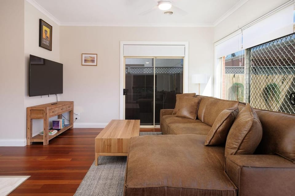 Golden Townhouse at the Gardens House in Wodonga