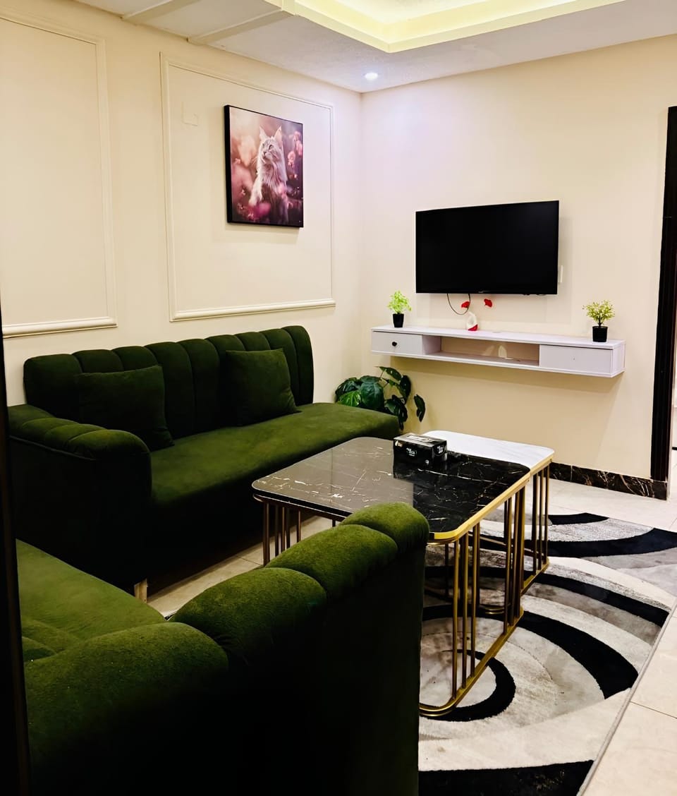 Communal lounge/ TV room, TV and multimedia, Living room, Seating area, Evening entertainment
