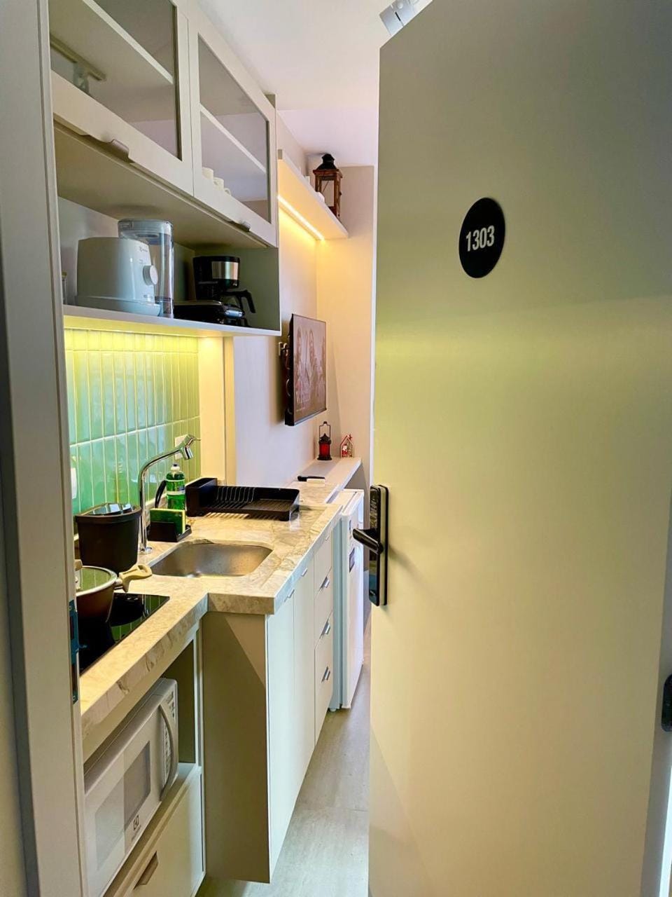 Kitchen or kitchenette, minibar, oven, stove