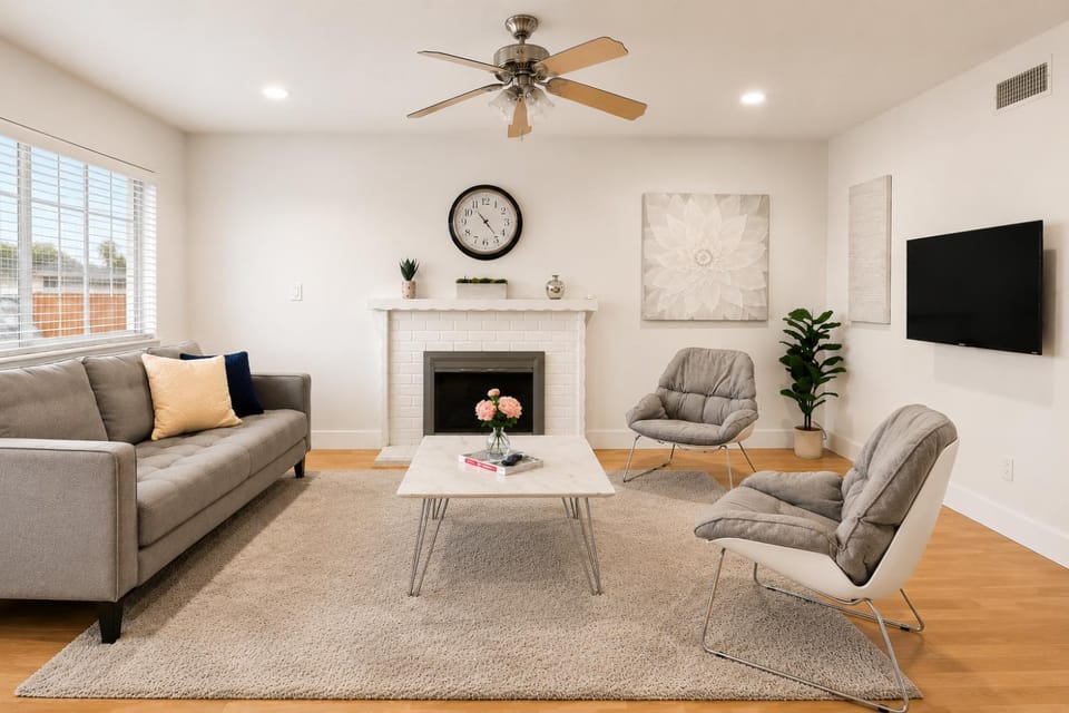 TV and multimedia, Living room, Photo of the whole room, Seating area, fireplace