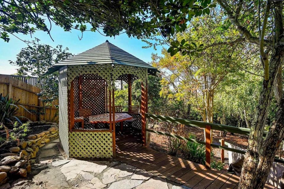 Cozy And Private Berkeley Hills Studio Suite Bed and Breakfast in Berkeley