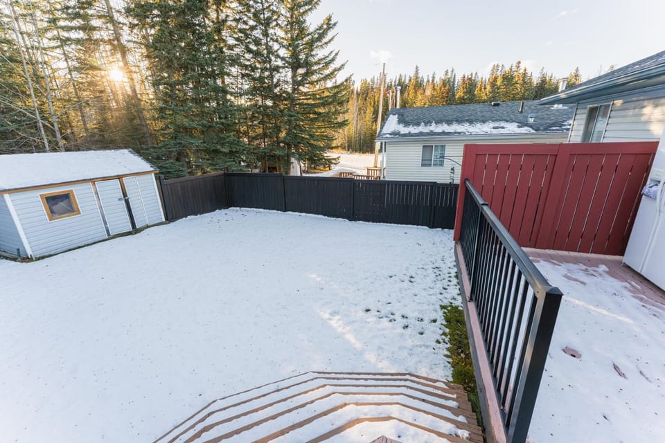 Bright 3BR Upper Suit, 23 min to Jasper NP Bed and Breakfast in Hinton