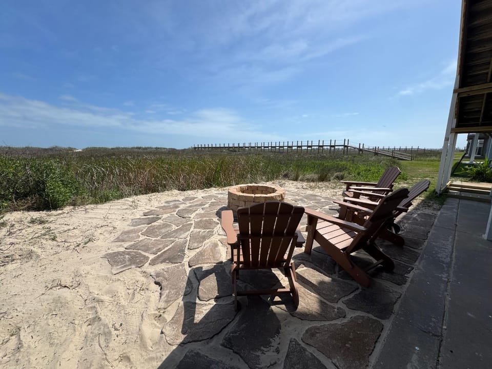 Salty Fins - Beachfront - Large Group Welcome House in Brazoria County