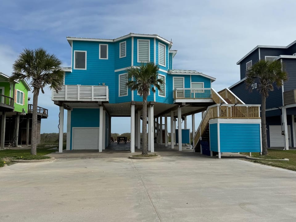 Salty Fins - Beachfront - Large Group Welcome House in Brazoria County
