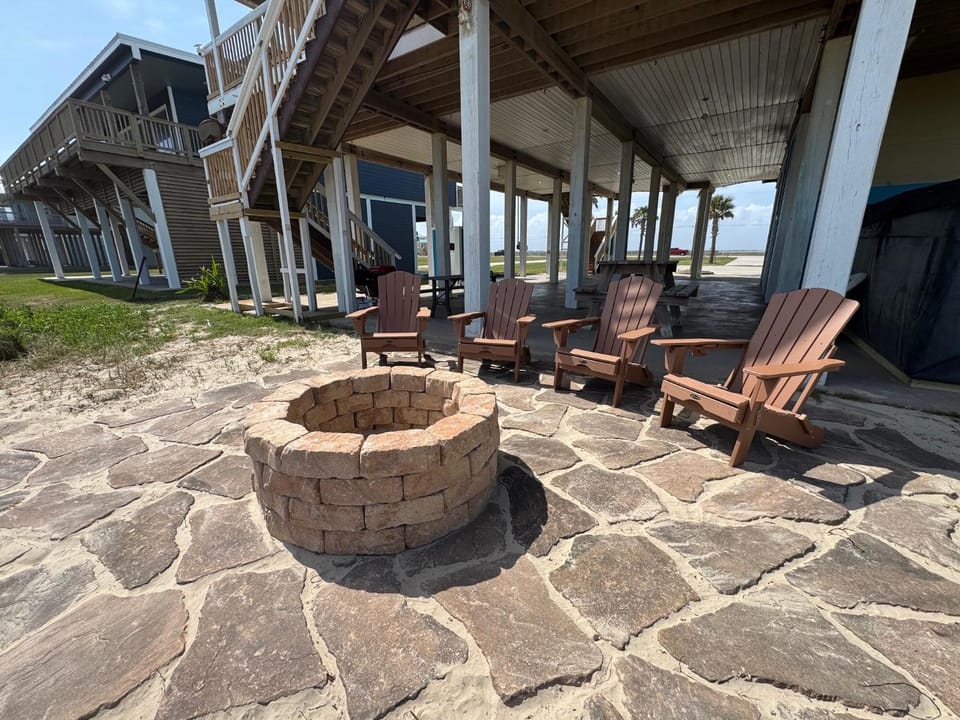 Salty Fins - Beachfront - Large Group Welcome House in Brazoria County