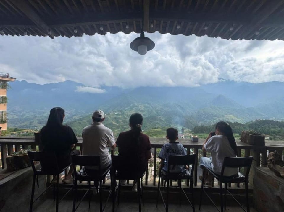 Nearby landmark, Guests, group of guests