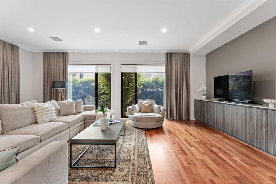 Spacious 4BR Home Steps to Buses Westfield Doncaster House in Melbourne
