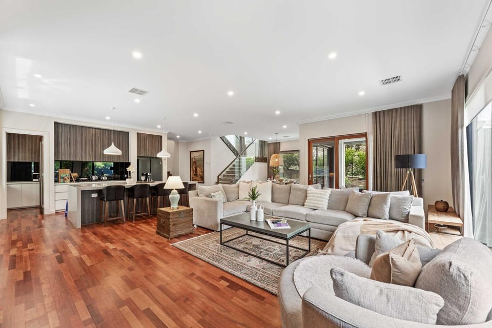 Spacious 4BR Home Steps to Buses Westfield Doncaster House in Melbourne