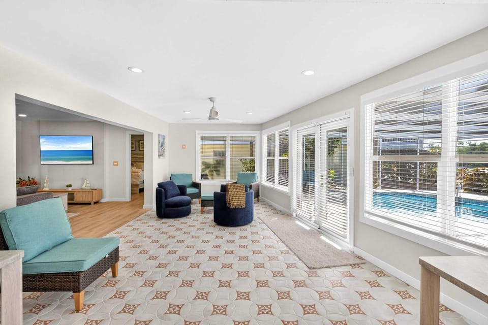 TV and multimedia, Living room, Pool view, Swimming pool