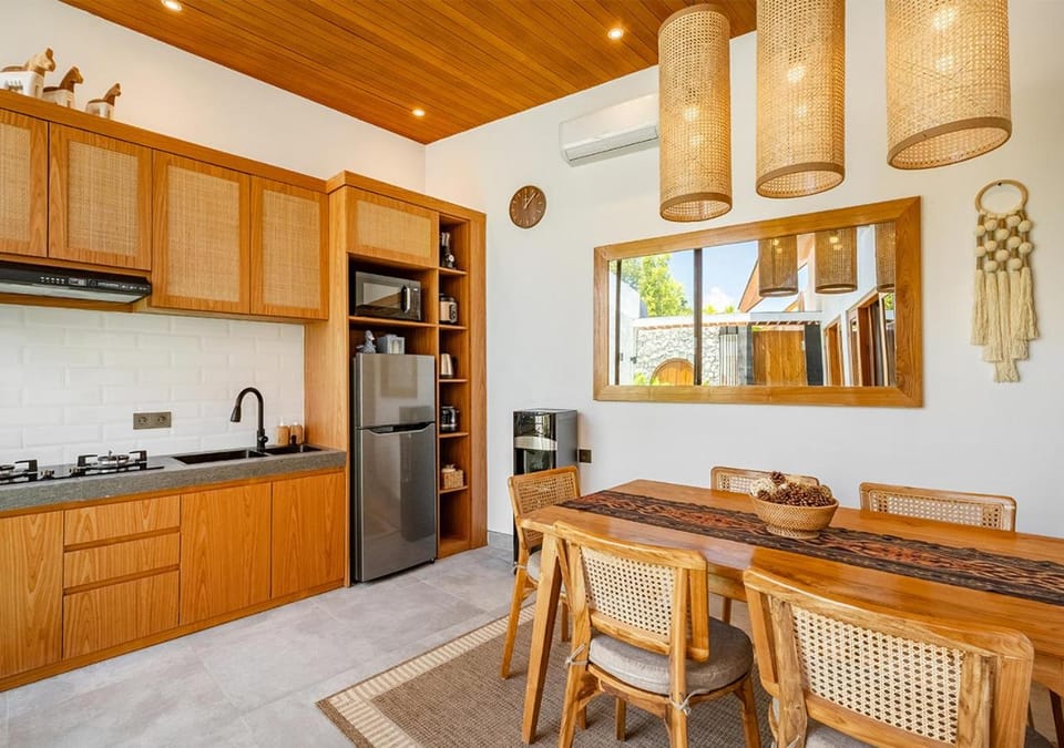 Dining area, kitchen