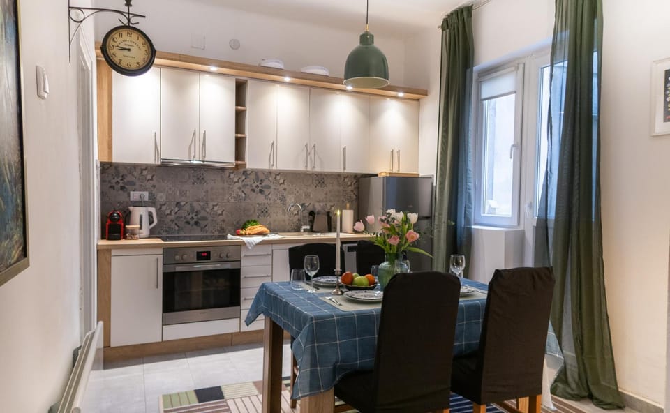 Coffee/tea facilities, Kitchen or kitchenette, Dining area