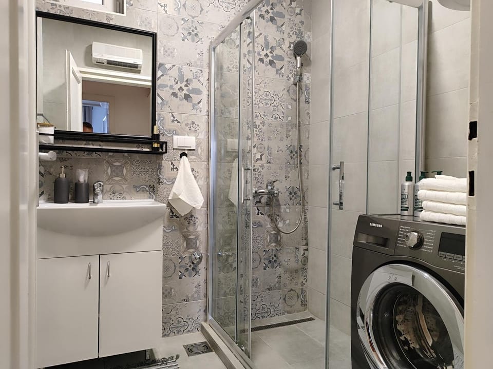 Shower, Toilet