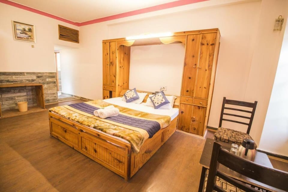 Bed, Living room, Photo of the whole room, Seating area, Bedroom, towels, wardrobe