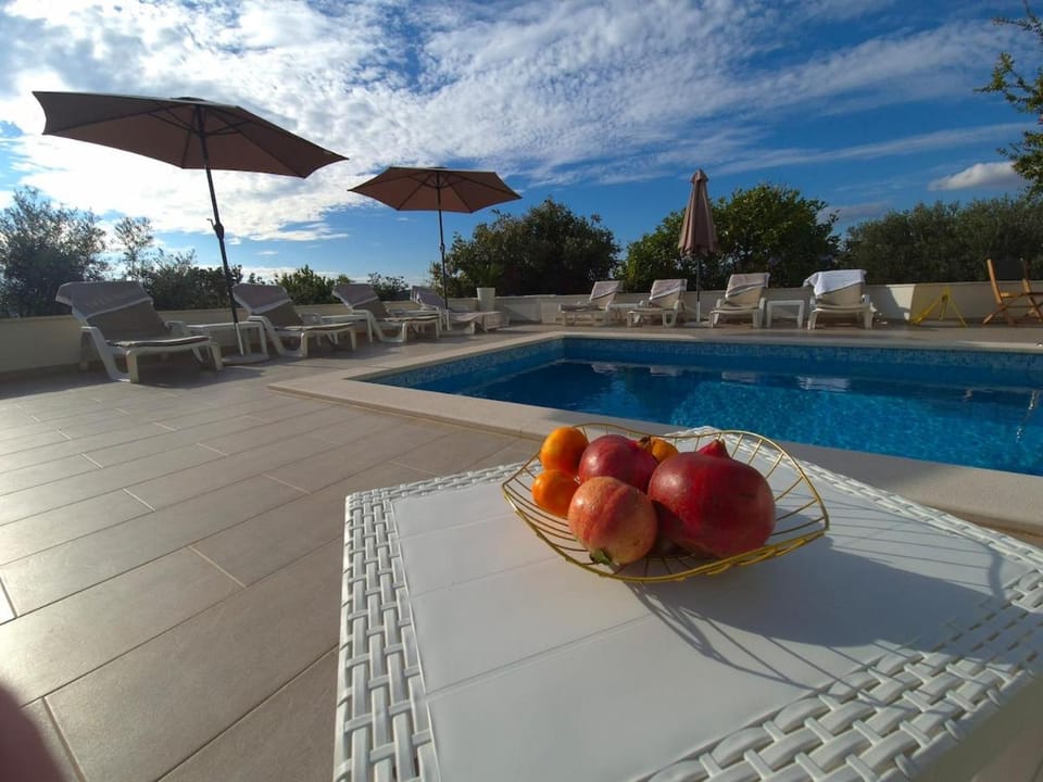 SEALUXE Apartments with Heated Pool and Sea View Apartment in Okrug Gornji