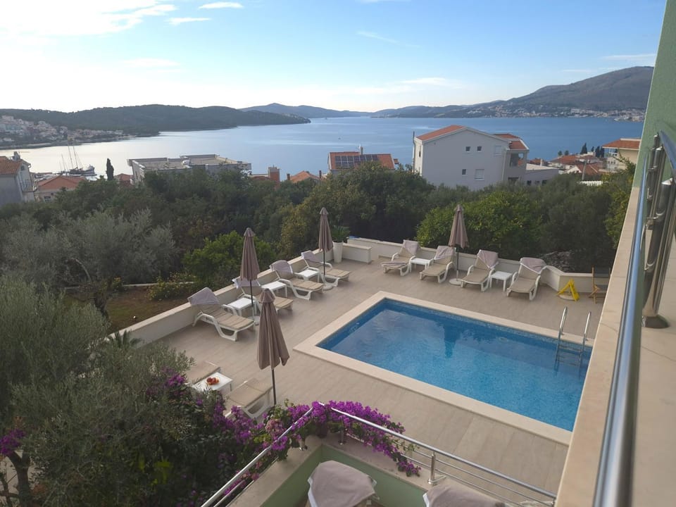 SEALUXE Apartments with Heated Pool and Sea View Apartment in Okrug Gornji