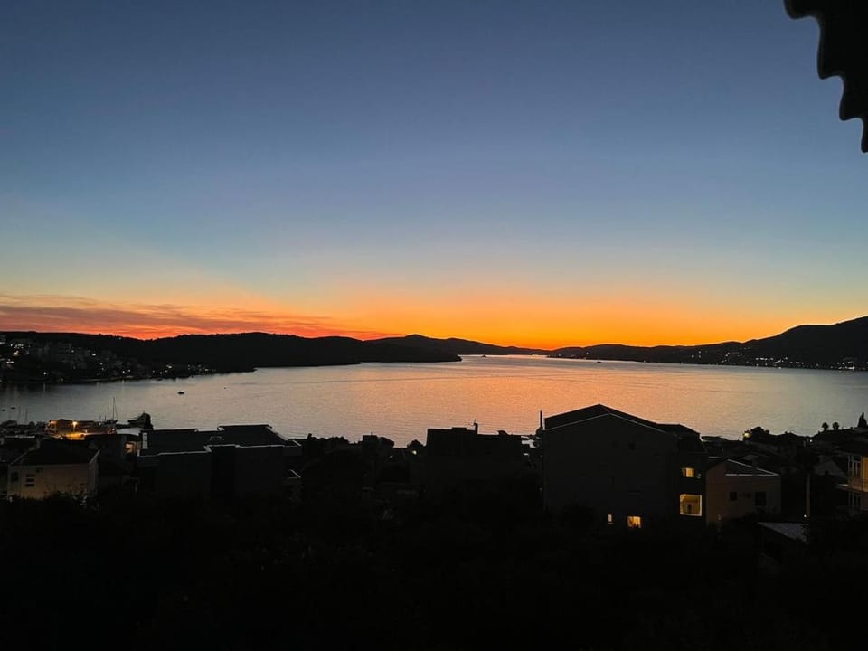 SEALUXE Apartments with Heated Pool and Sea View Apartment in Okrug Gornji