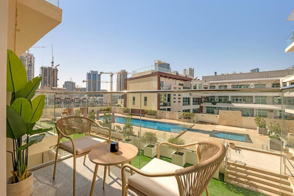 Waves - Modern Studio Retreat W Pool & Gym Access Apartment in Dubai