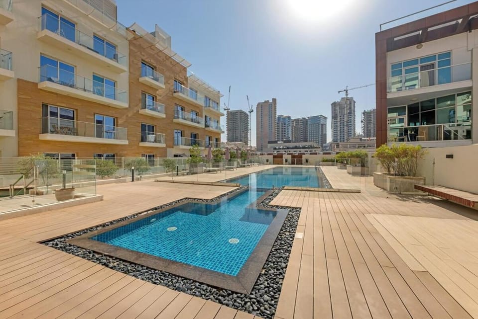 Waves - Modern Studio Retreat W Pool & Gym Access Apartment in Dubai