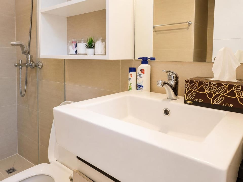 1BR Condo Unit with Pool and Gym Access in Salcedo Village Apartment in Pasay