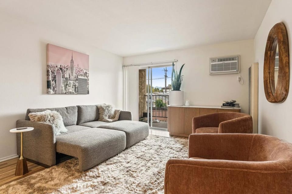 Elegant Hampton Flat in Glendale, CA Apartment in Glendale