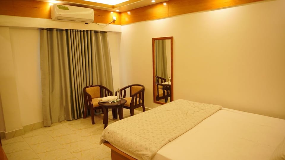 Bed, Living room, Photo of the whole room, Seating area, Bedroom, air conditioner