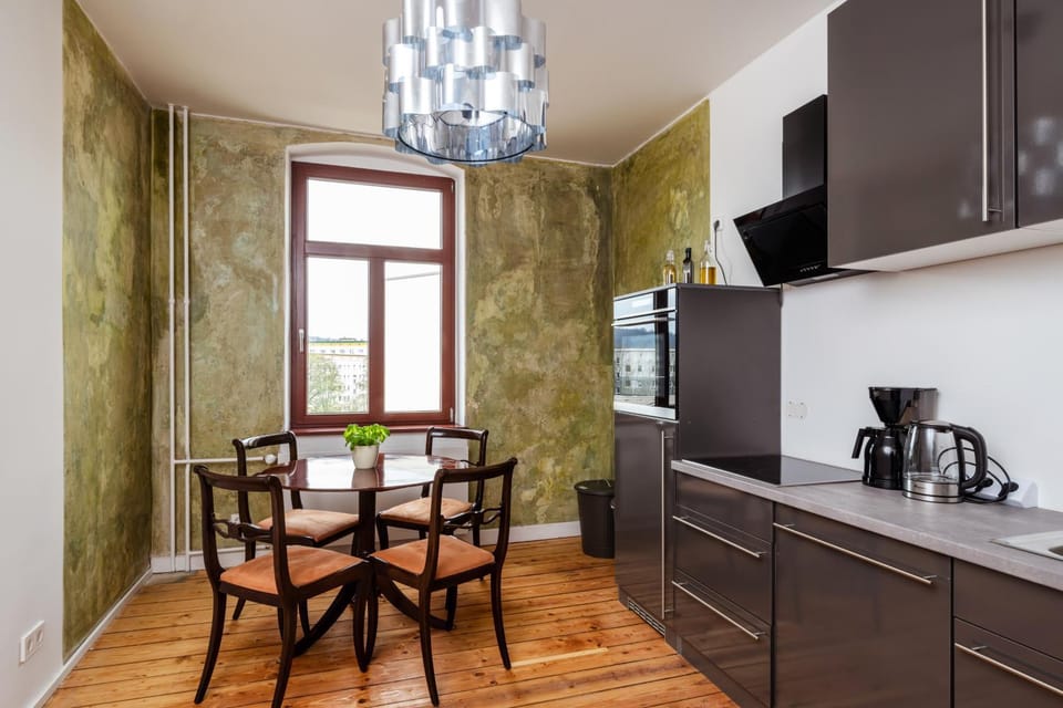 Kitchen or kitchenette, Dining area, Communal kitchen