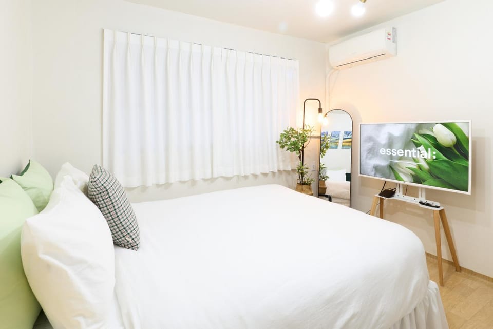 Communal lounge/ TV room, Bed, TV and multimedia, Photo of the whole room, Evening entertainment, Bedroom, air conditioner