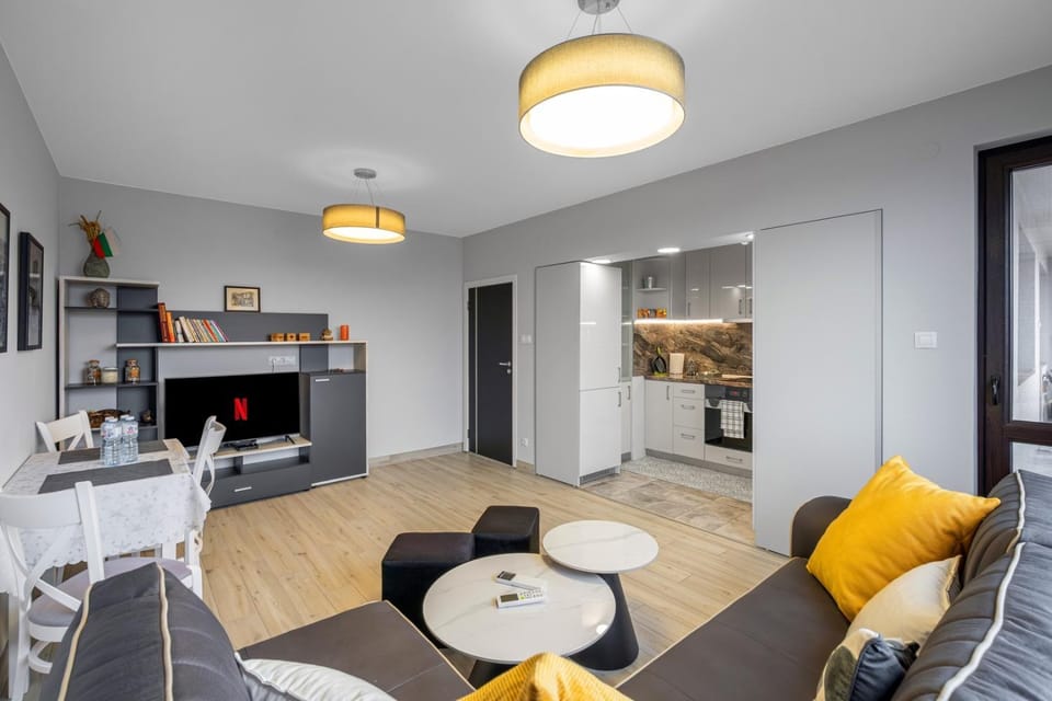 TV and multimedia, Kitchen or kitchenette, Living room, Seating area, Dining area, oven