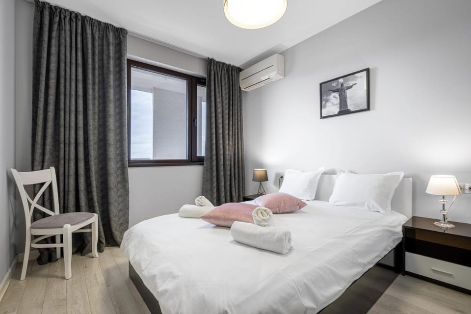 Bed, Bedroom, towels, air conditioner