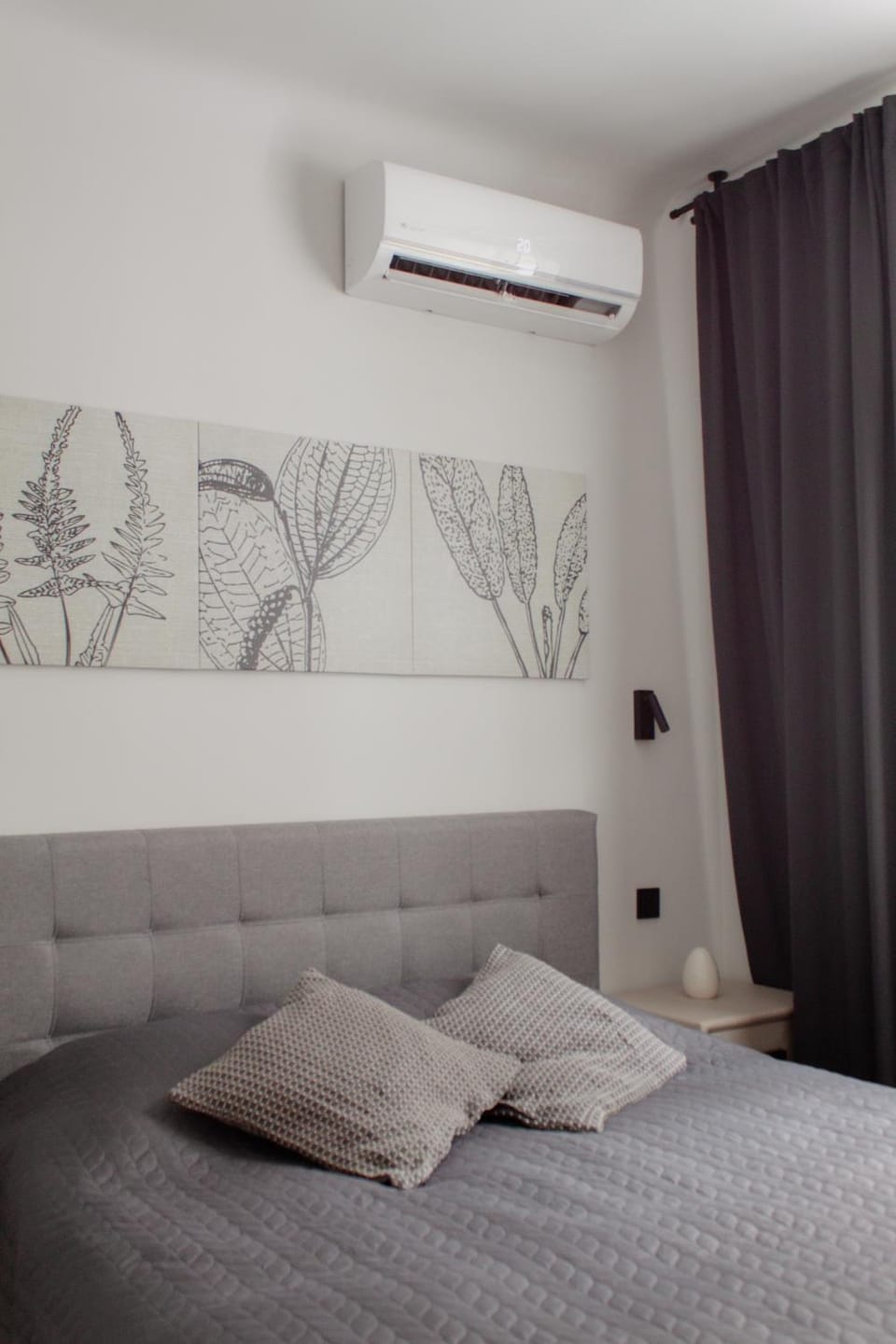 Bed, Photo of the whole room, Bedroom, air conditioner