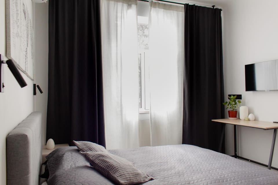 Bed, TV and multimedia, Photo of the whole room, Bedroom