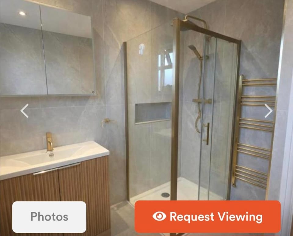 Luxurious located room close to transport Vacation rental in London