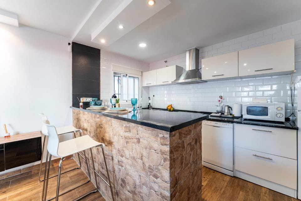 Kitchen or kitchenette, Dining area, stove
