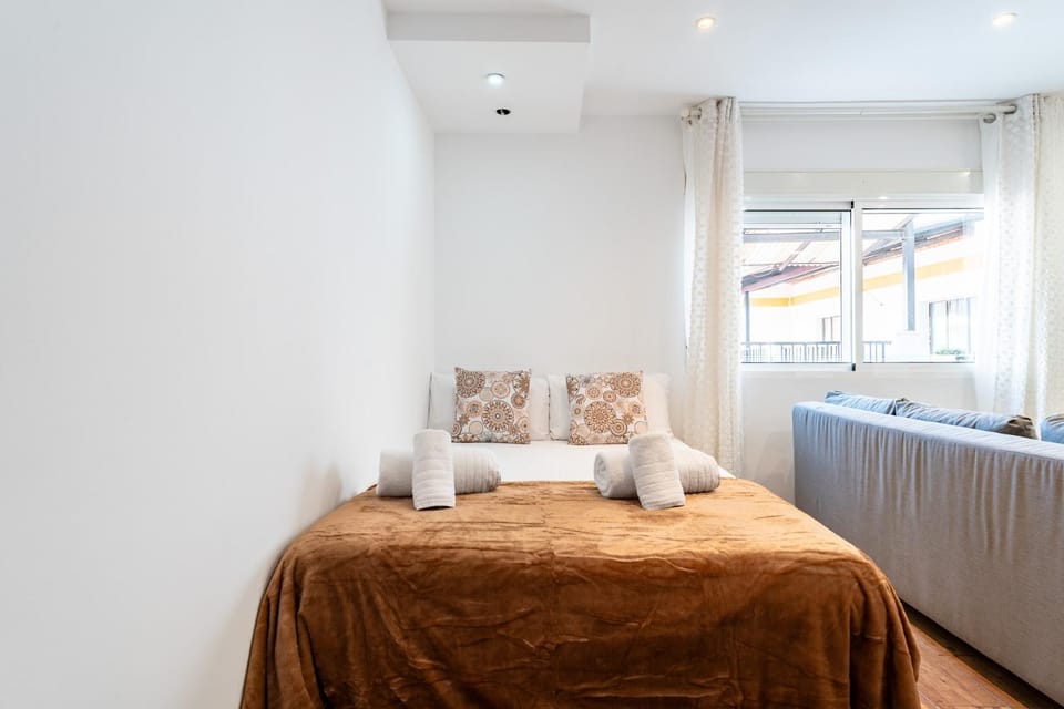 Bed, towels