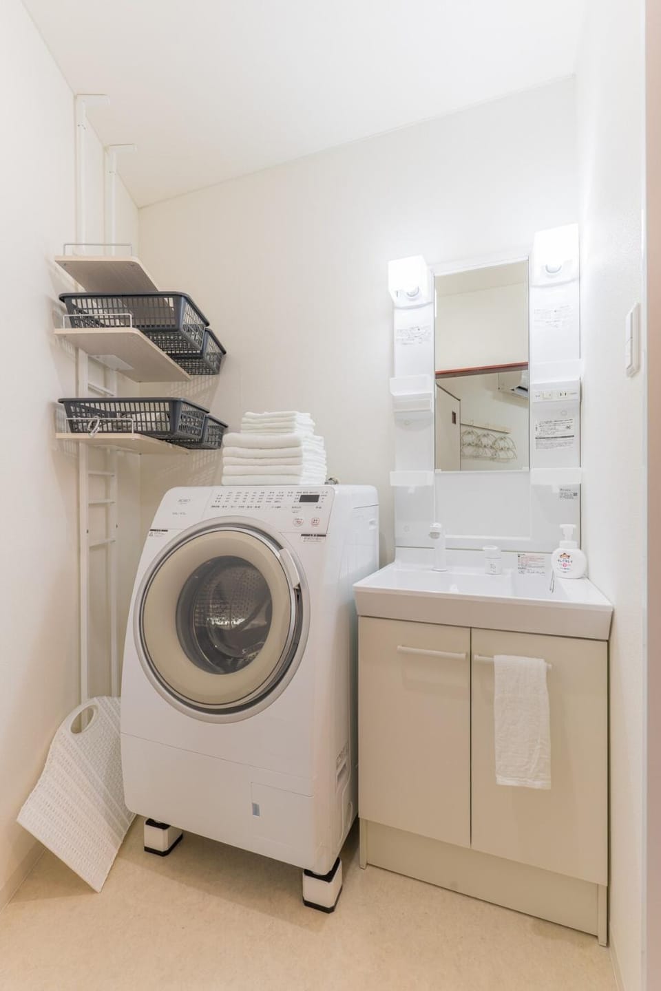 2-min Hankyu Kunijima Easy access to Umeda Namba Apartment in Osaka