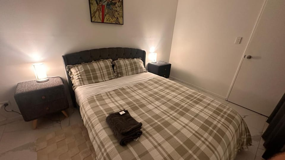 Bed, Bedroom, towels