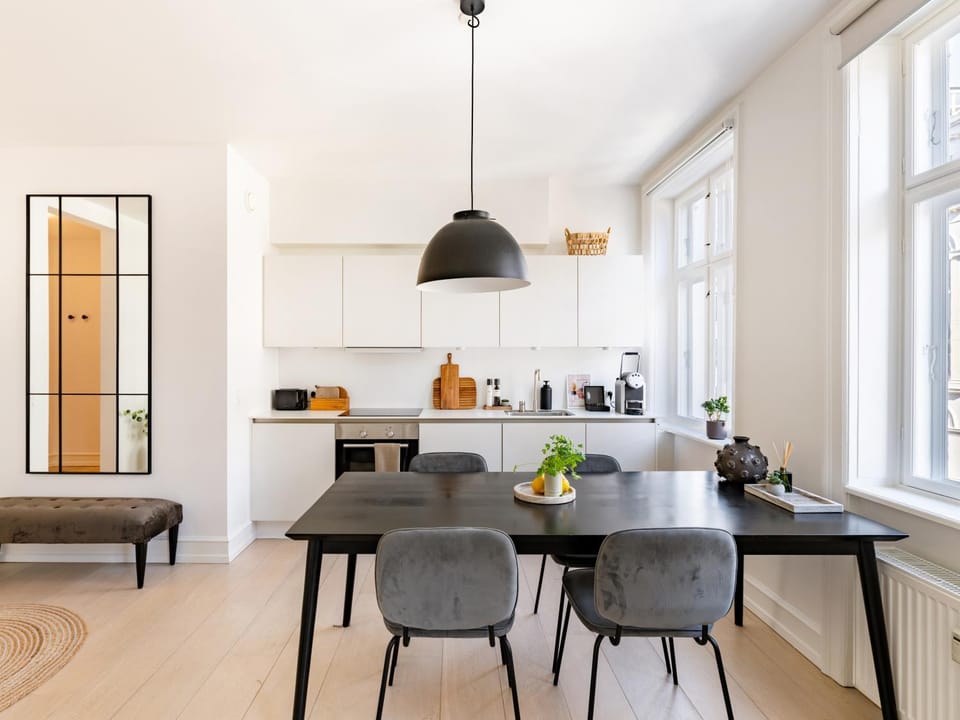Kitchen or kitchenette, Dining area